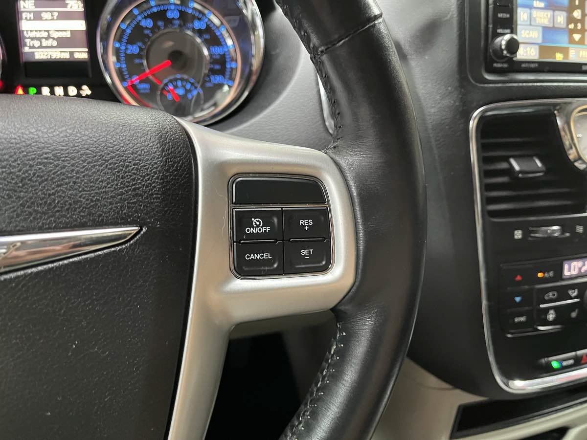 Used 2016 Chrysler Town & Country Touring w/ Driver Convenience Group FWD image 14