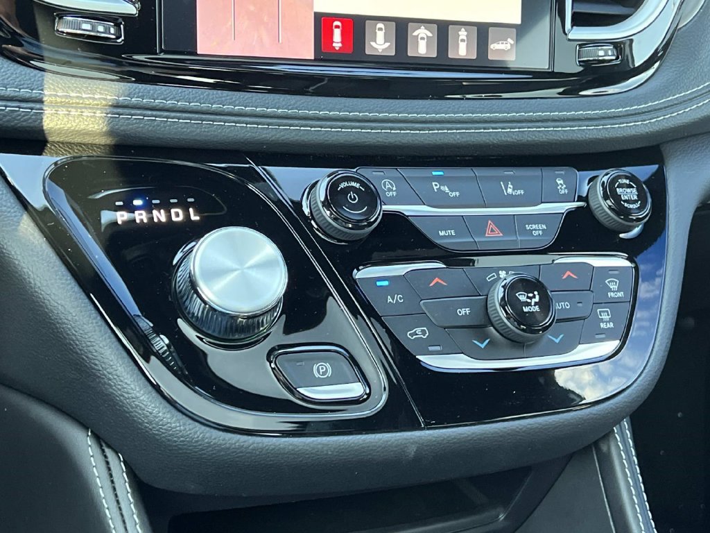New 2027 Chrysler Pacifica Limited AWD/4WD image 25