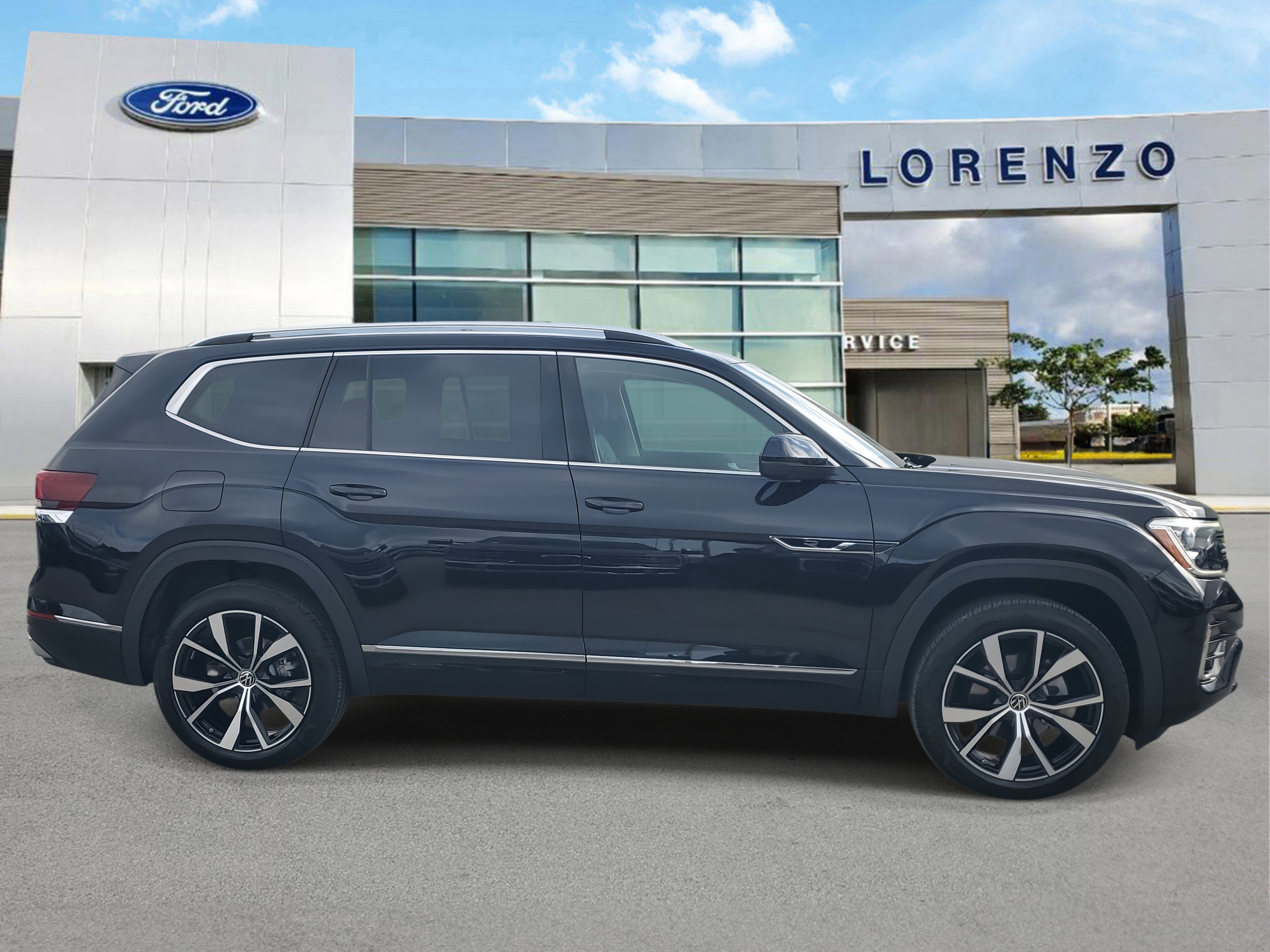 Used 2025 Volkswagen Atlas SEL Premium R-Line image 4