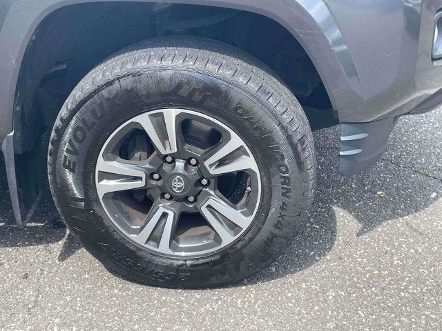 Used 2019 Toyota Tacoma TRD Sport AWD/4WD image 11