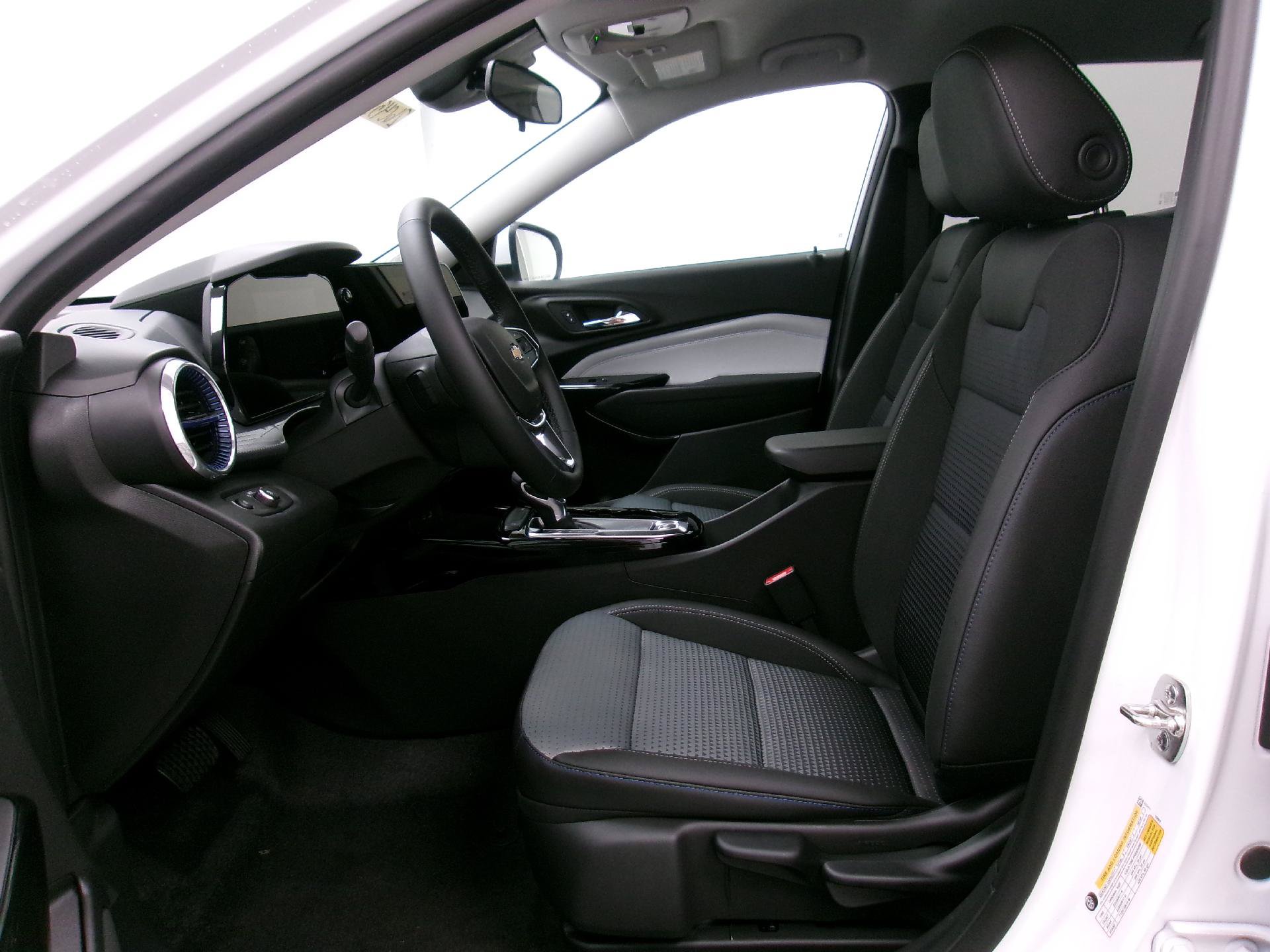 New 2026 Chevrolet Trax LT w/ LT Convenience Package FWD image 8