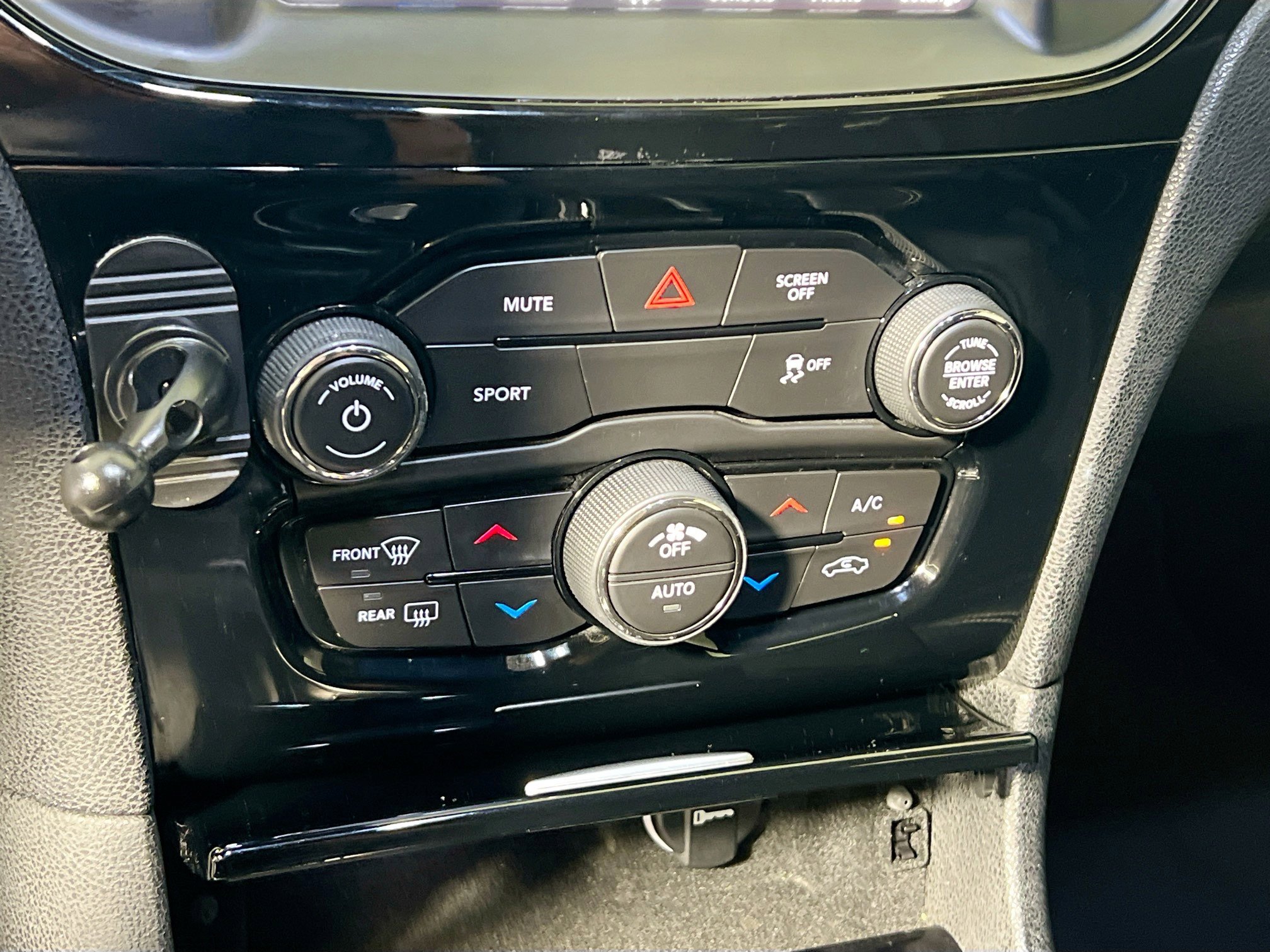 Used 2019 Chrysler 300 S image 27