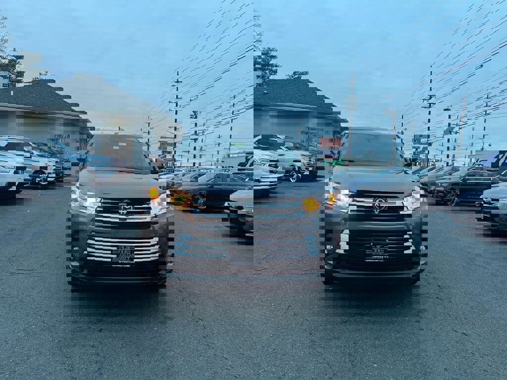 Used 2019 Toyota Highlander XLE image 2