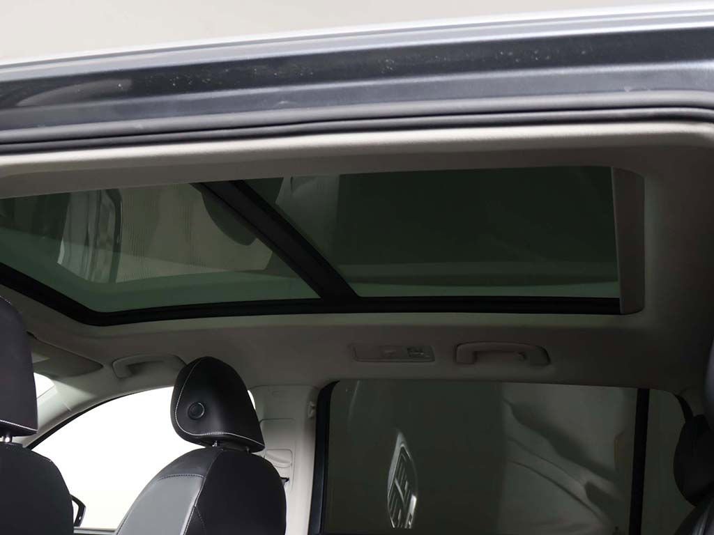 Used 2024 Volkswagen Tiguan SE w/ Panoramic Sunroof Package FWD image 18