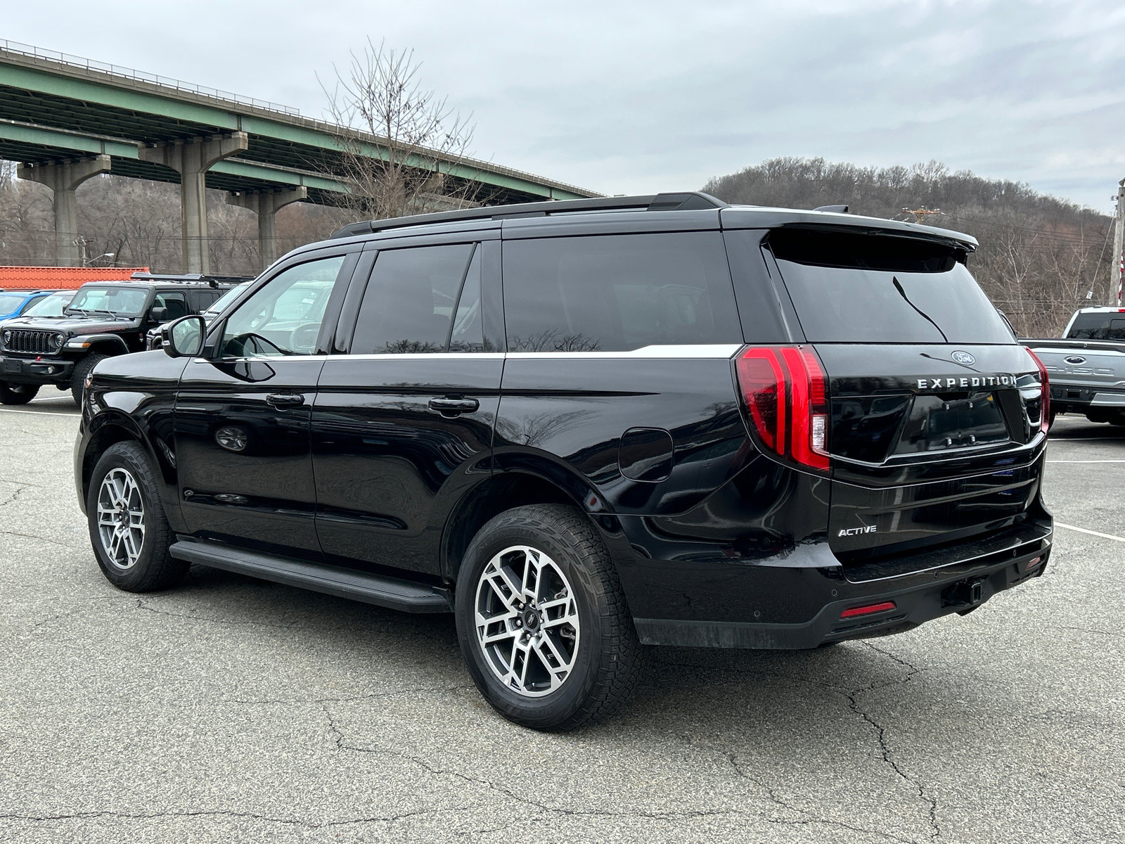 Used 2025 Ford Expedition Active image 4