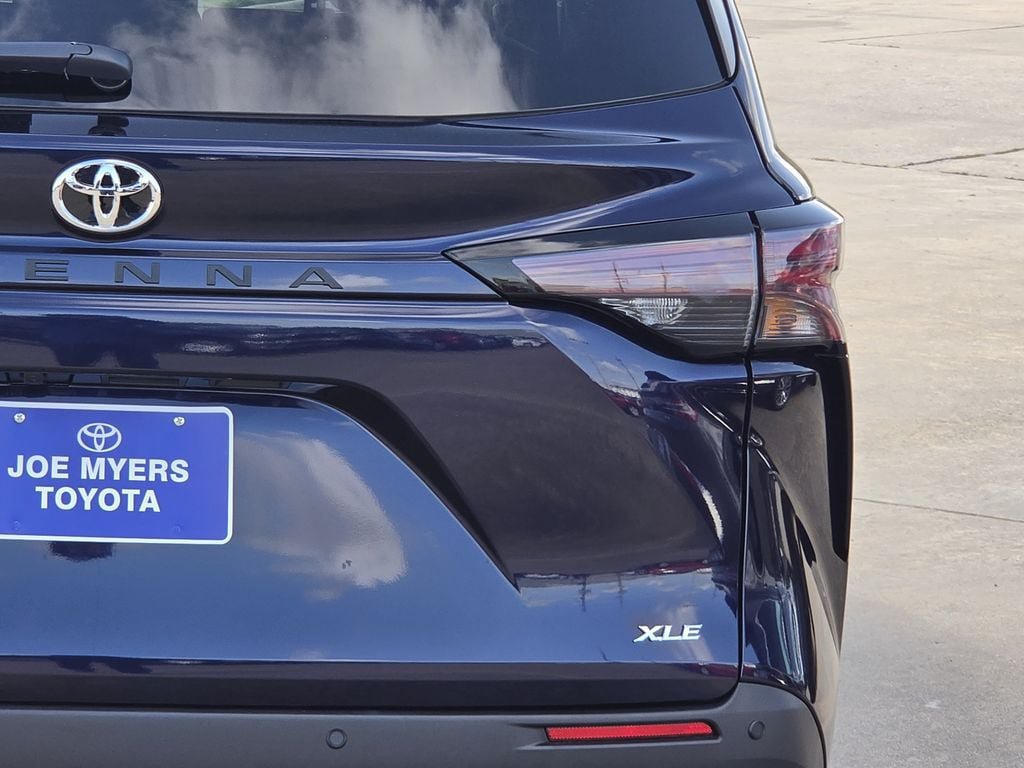 Used 2026 Toyota Sienna XLE FWD image 9