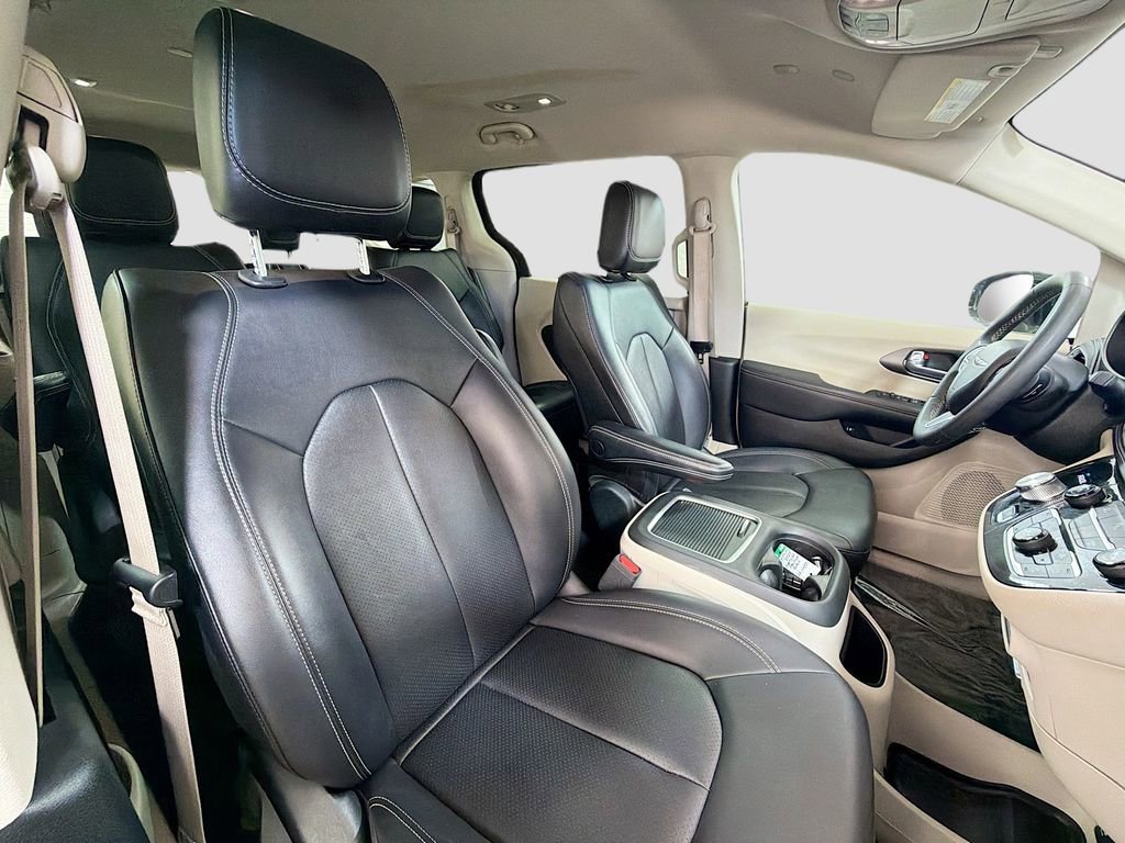 Used 2024 Chrysler Pacifica Select image 30