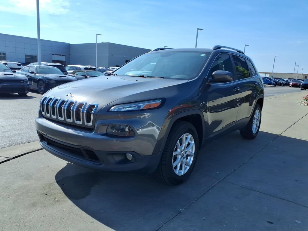 Used 2017 Jeep Cherokee Latitude w/ Cold Weather Group AWD/4WD image 4