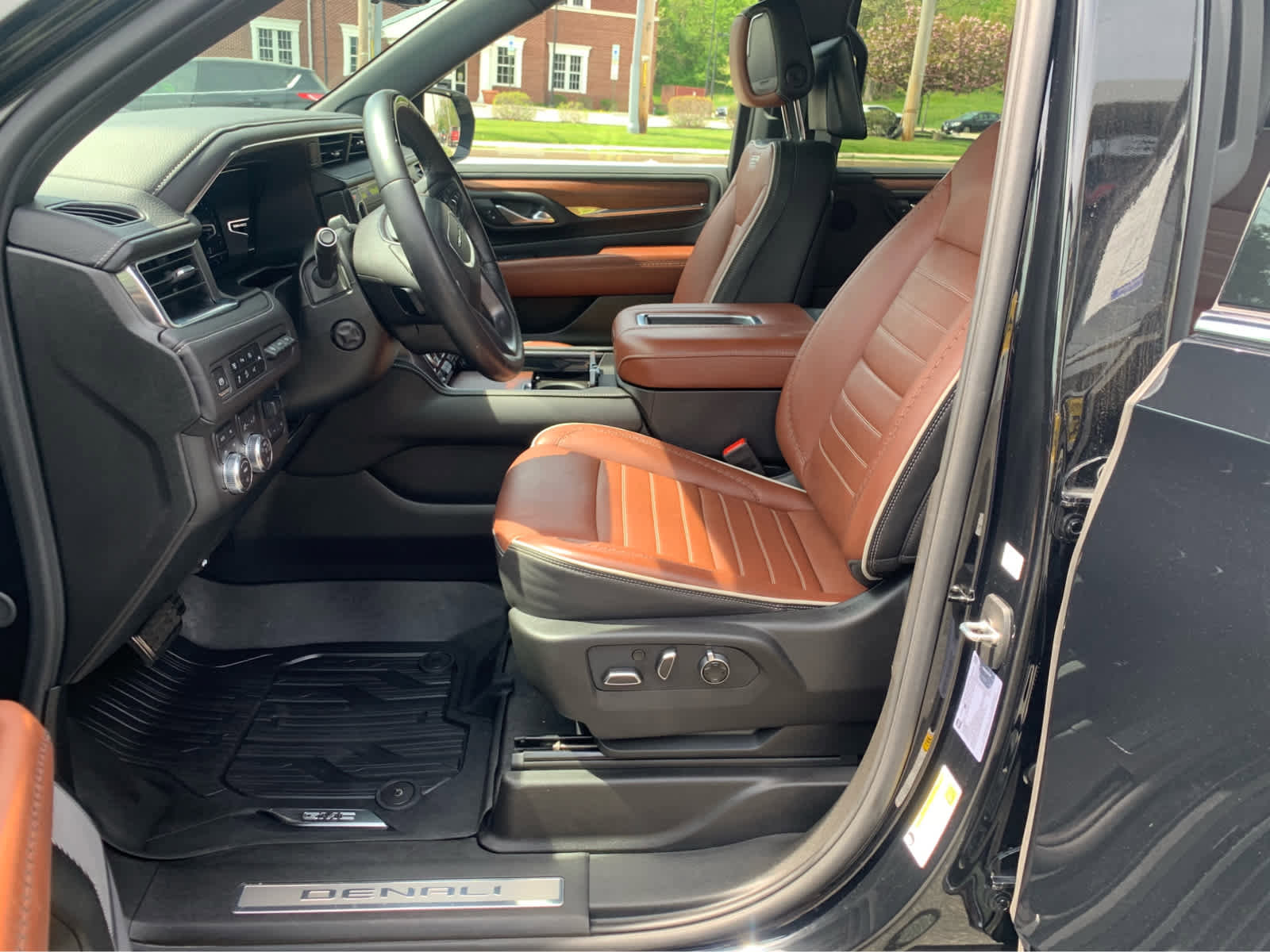 Used 2024 GMC Yukon Denali Ultimate AWD/4WD image 12