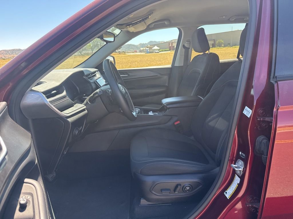 Used 2023 Jeep Grand Cherokee Laredo image 20