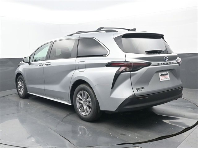 Used 2025 Toyota Sienna LE image 3