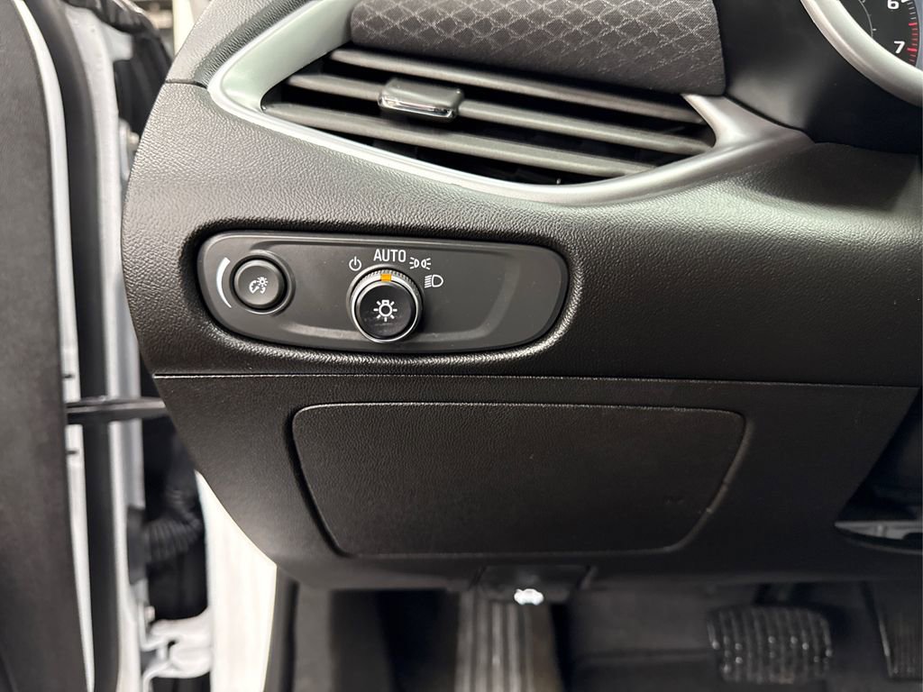 Used 2025 Chevrolet Malibu LT image 25