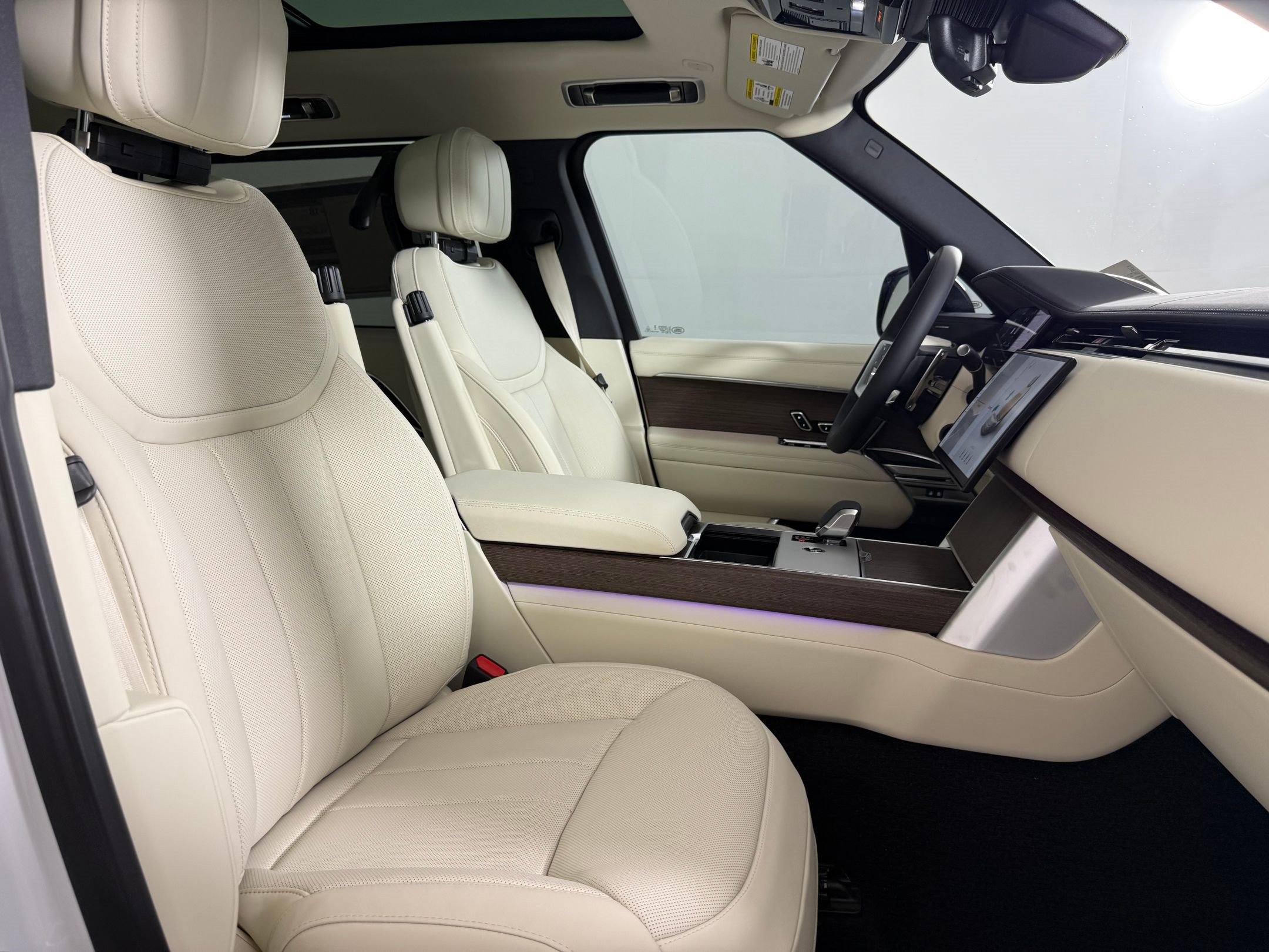 New 2026 Land Rover Range Rover Long Wheelbase SE AWD/4WD image 26