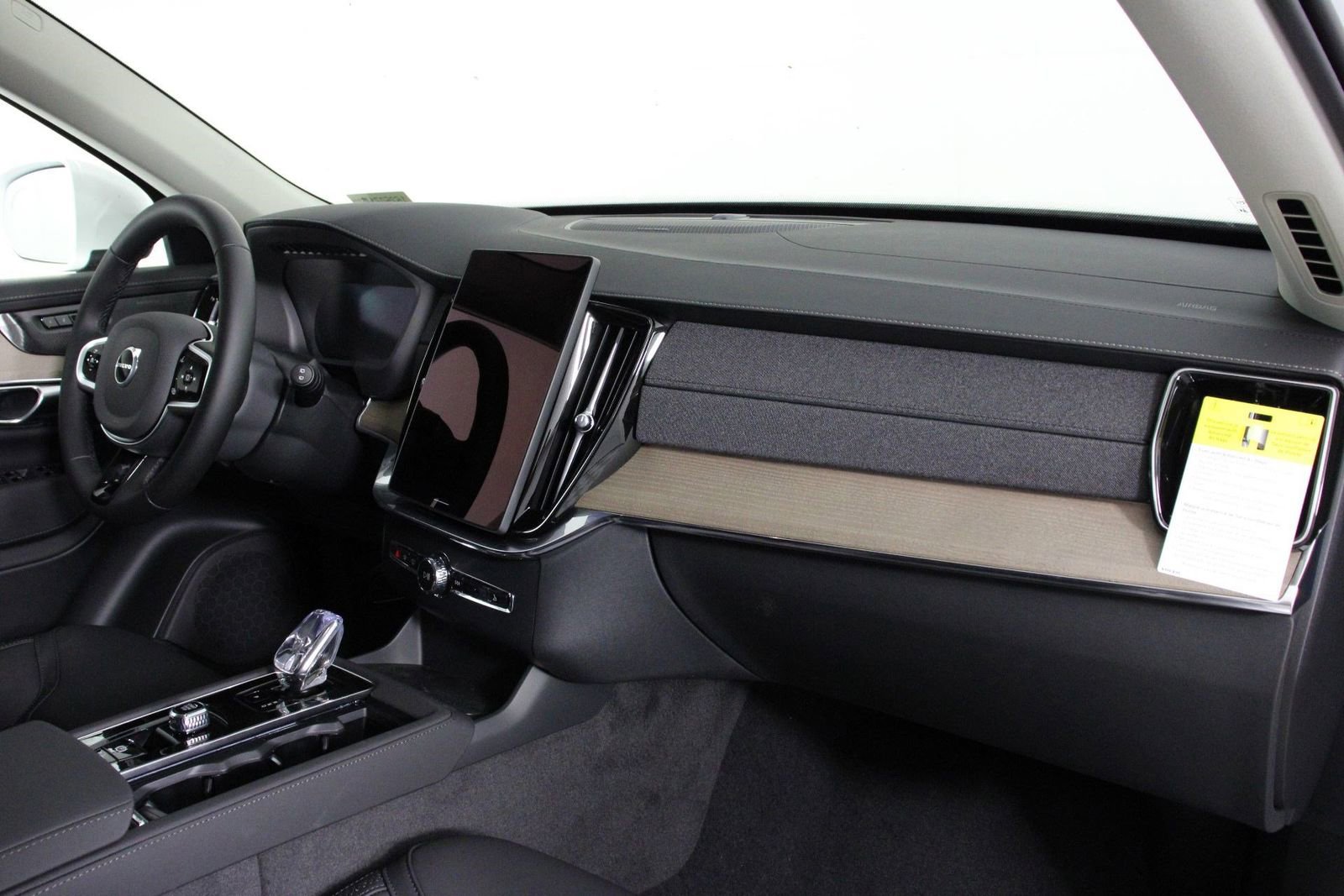 New 2025 Volvo XC90 B6 Plus w/ Protection Package Premier image 9