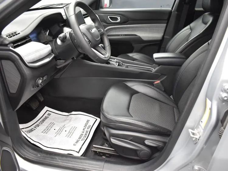 Used 2024 Jeep Compass Latitude image 14