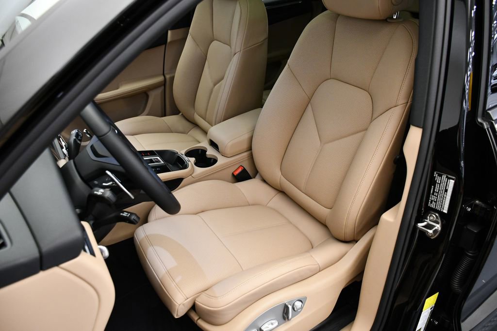 Certified 2025 Porsche Macan image 40