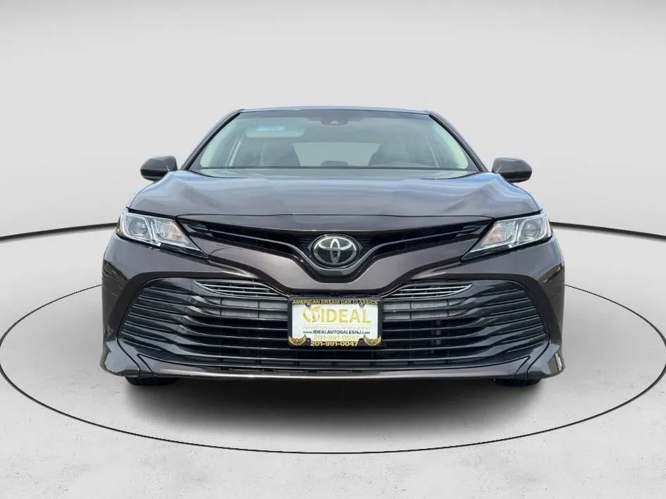 Used 2018 Toyota Camry LE image 2