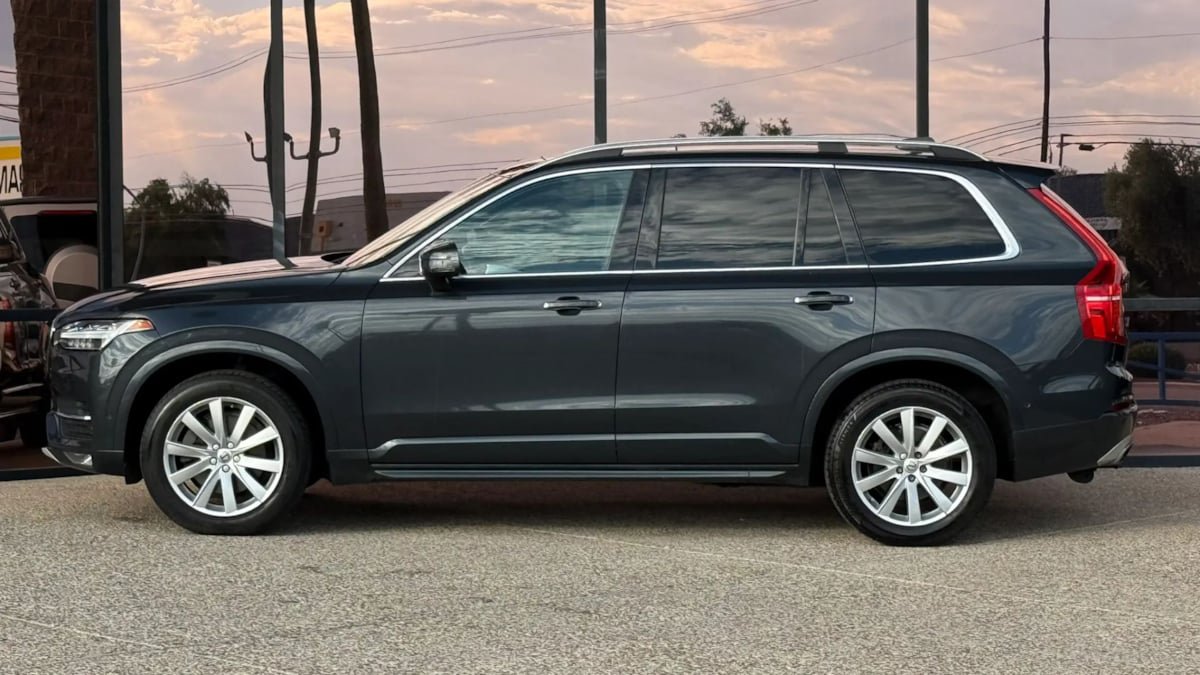 Used 2017 Volvo XC90 T6 Momentum w/ Vision Package AWD/4WD image 4