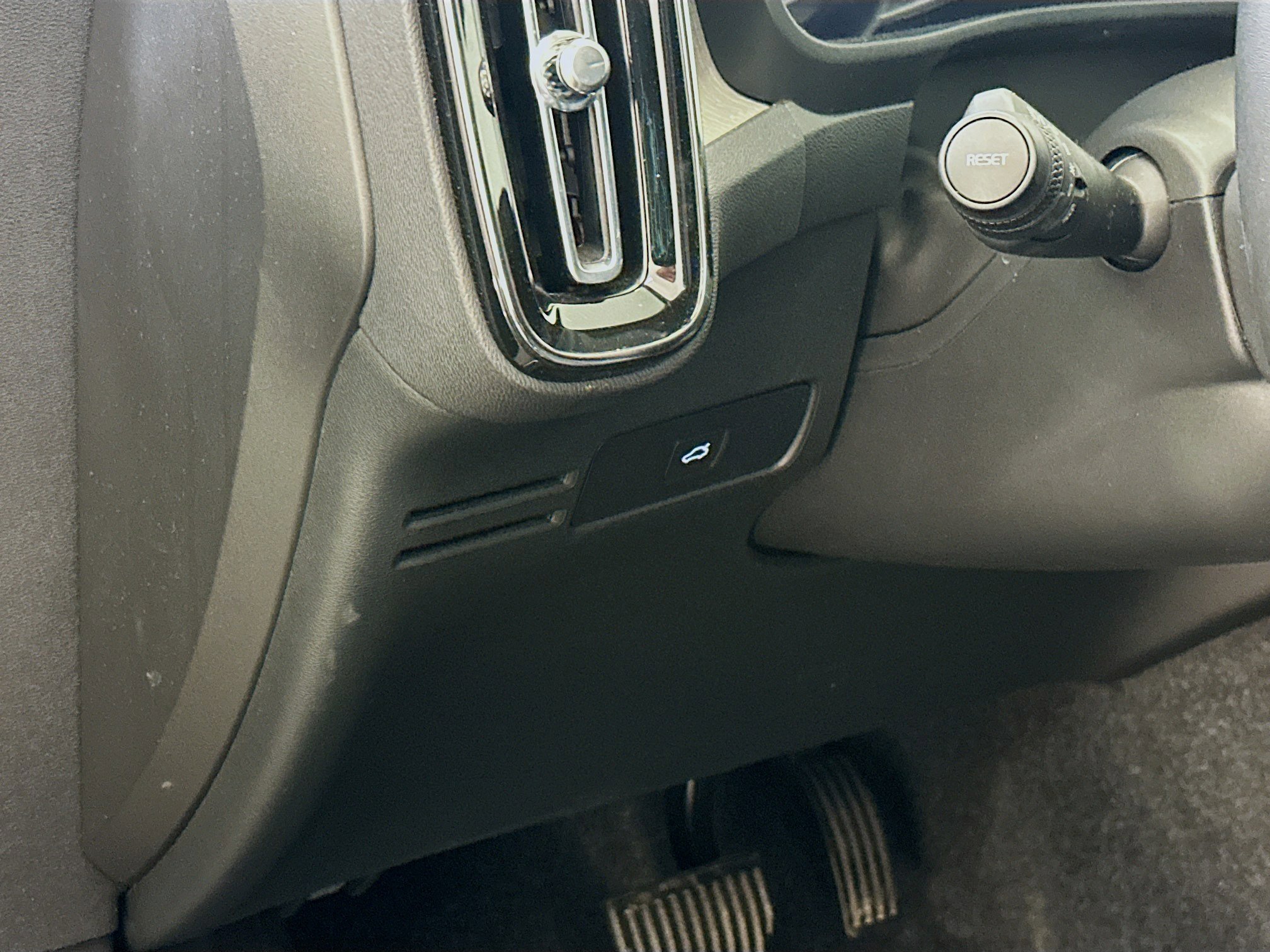 Used 2025 Volvo XC40 B5 Plus image 17