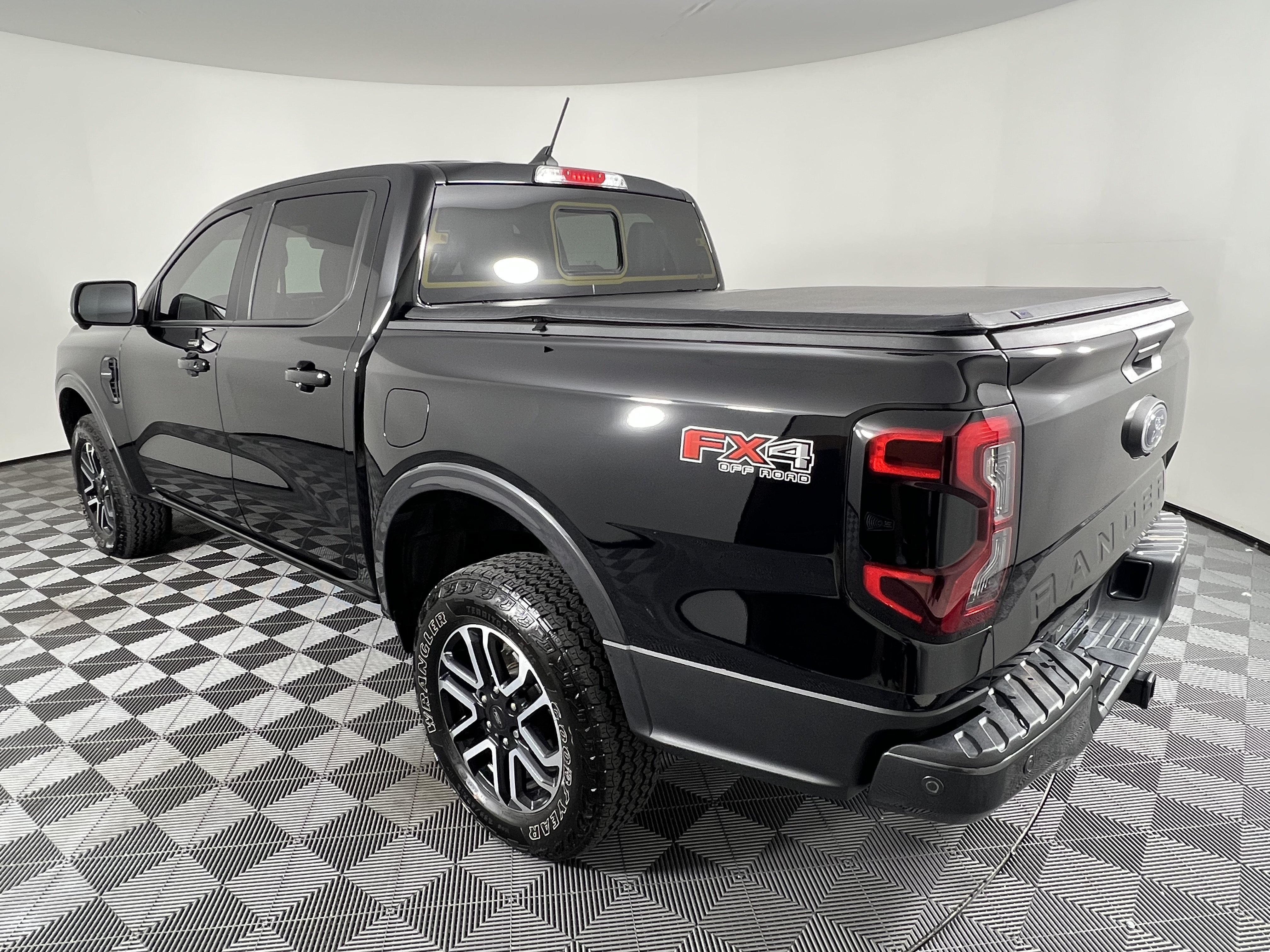 Used 2024 Ford Ranger Lariat w/ FX4 Off-Road Package AWD/4WD image 10