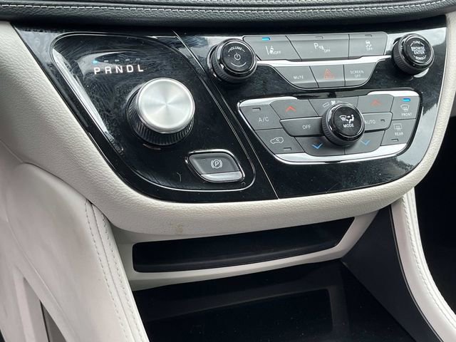 Used 2023 Chrysler Pacifica Limited FWD image 35