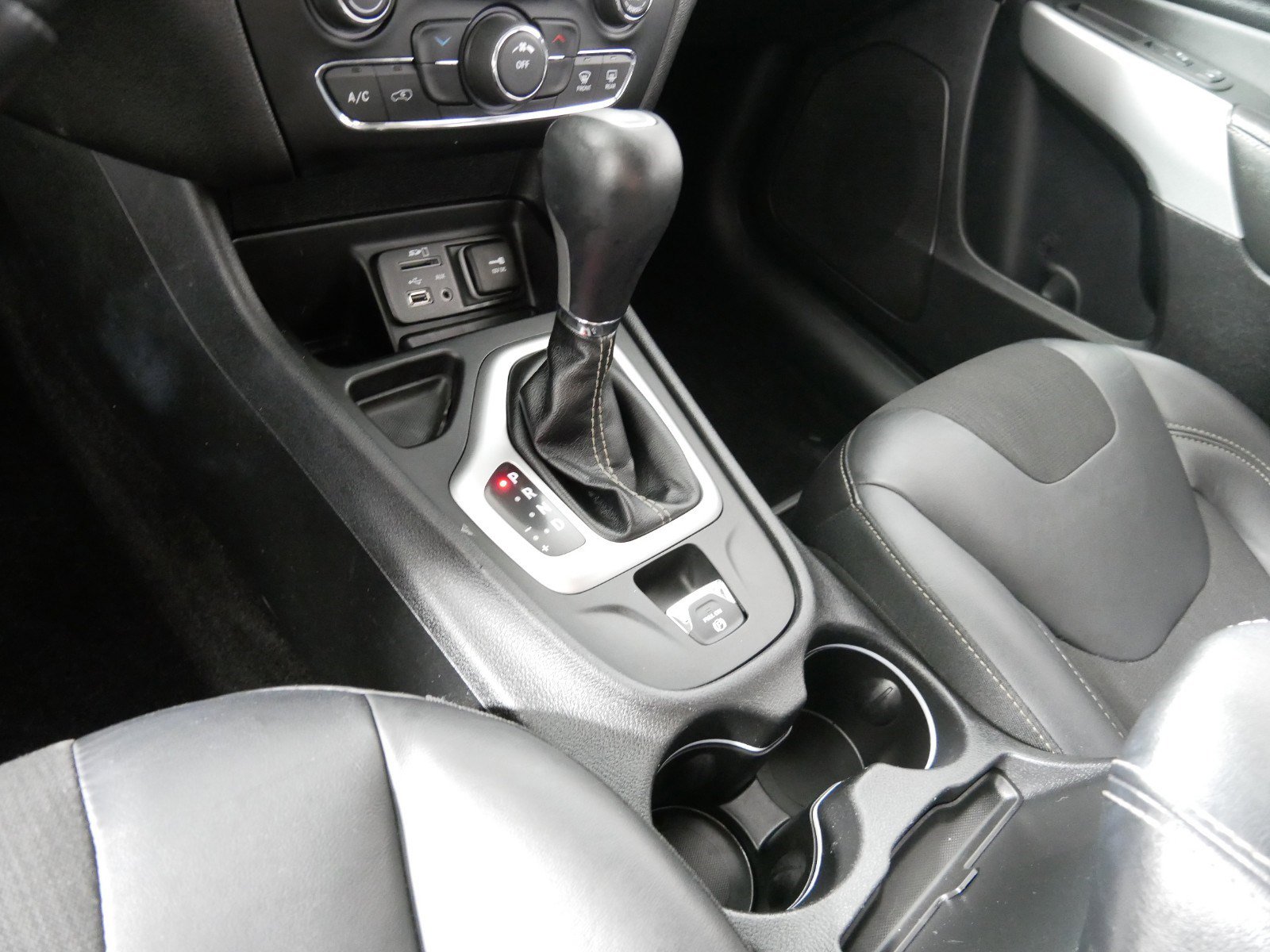 Used 2018 Jeep Cherokee Latitude Plus w/ Cold Weather Group image 24