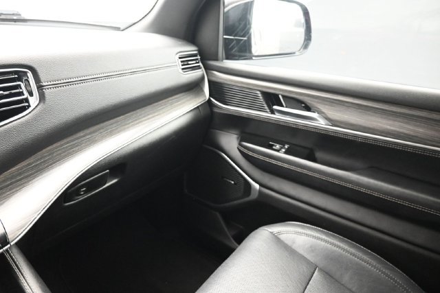 Used 2024 Jeep Wagoneer L Series II w/ Flexible Seating Group RWD image 8