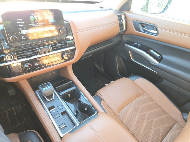 Used 2024 Nissan Pathfinder Platinum FWD image 17
