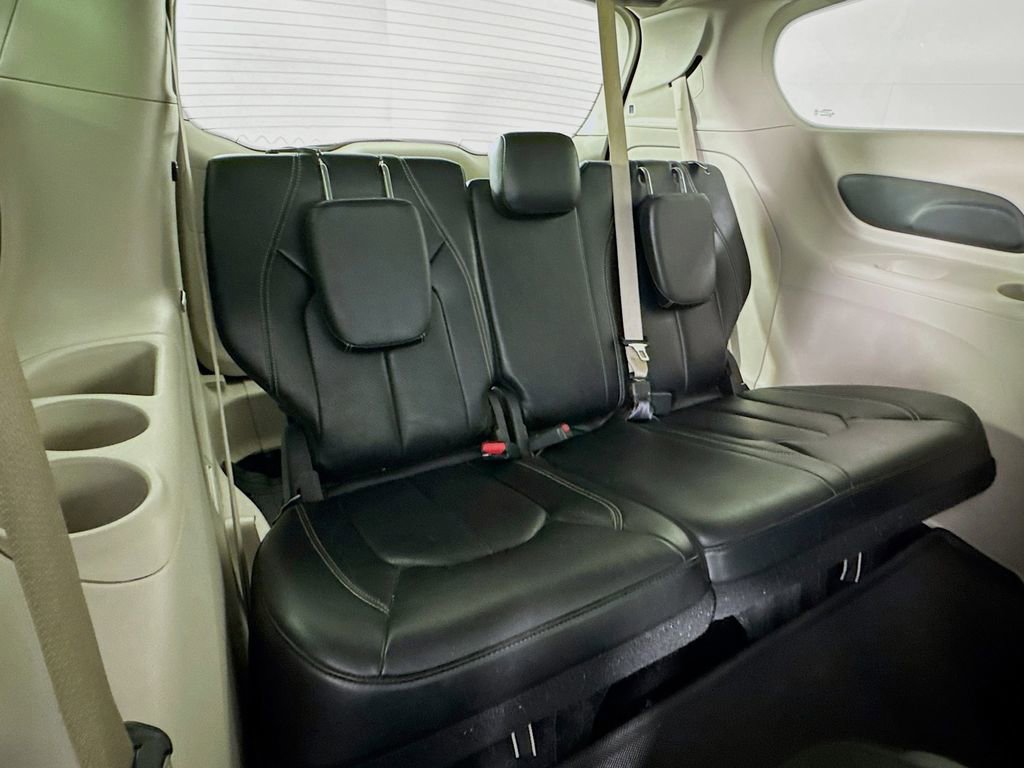 Used 2023 Chrysler Pacifica Touring-L image 34