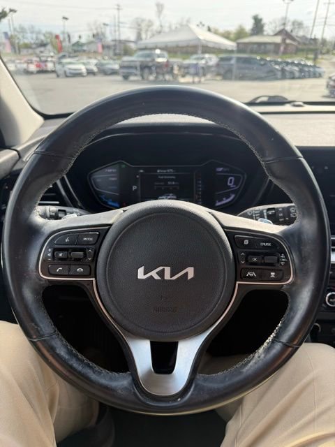 Used 2022 Kia Niro Touring Special Edition FWD image 12