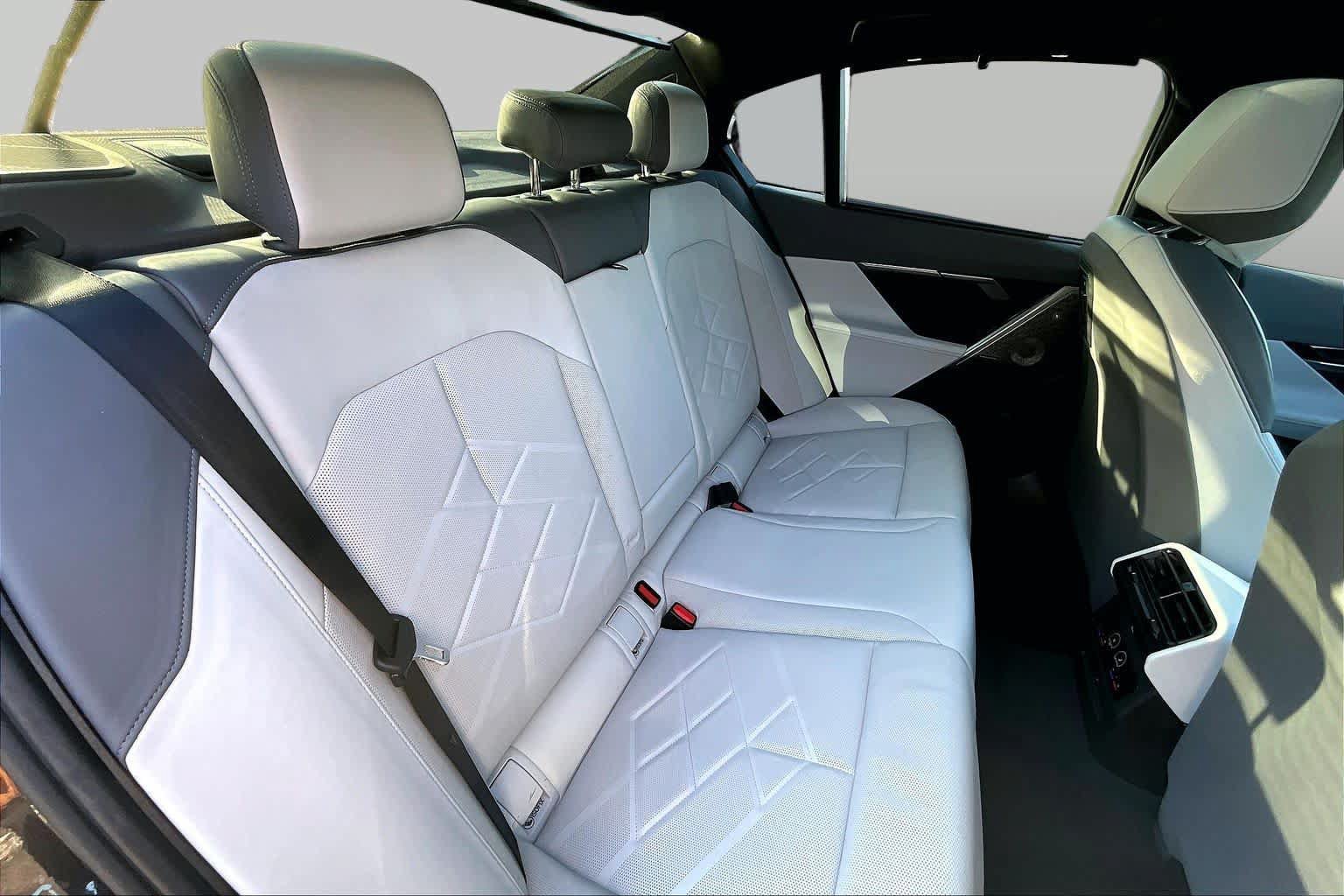 Used 2026 BMW 550e xDrive AWD/4WD image 19