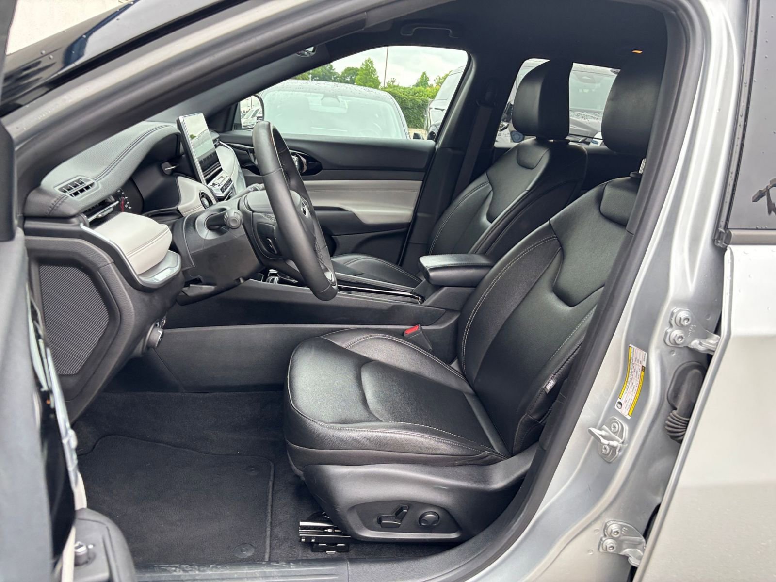 Used 2025 Jeep Compass Limited AWD/4WD image 37