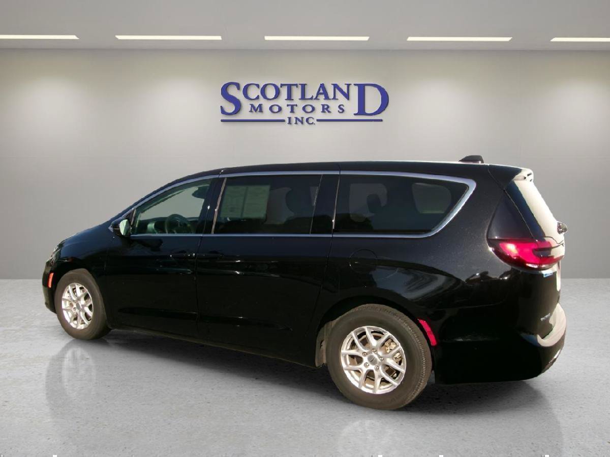 Used 2024 Chrysler Pacifica Touring-L FWD image 8