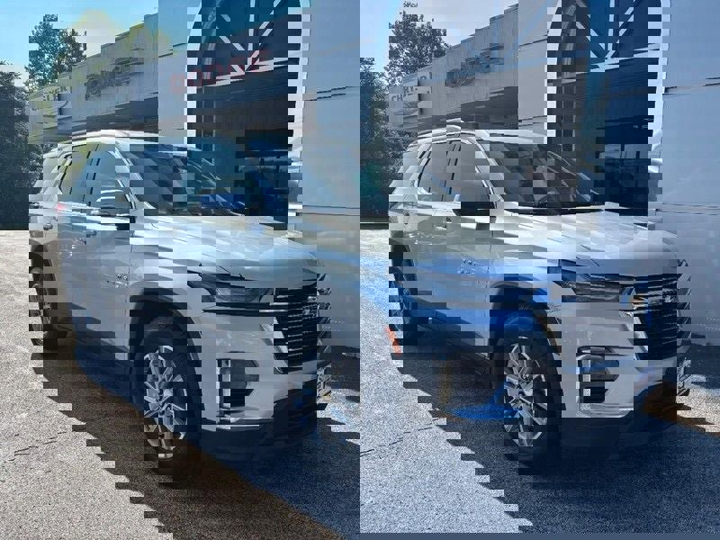 Used 2022 Chevrolet Traverse LT image 2