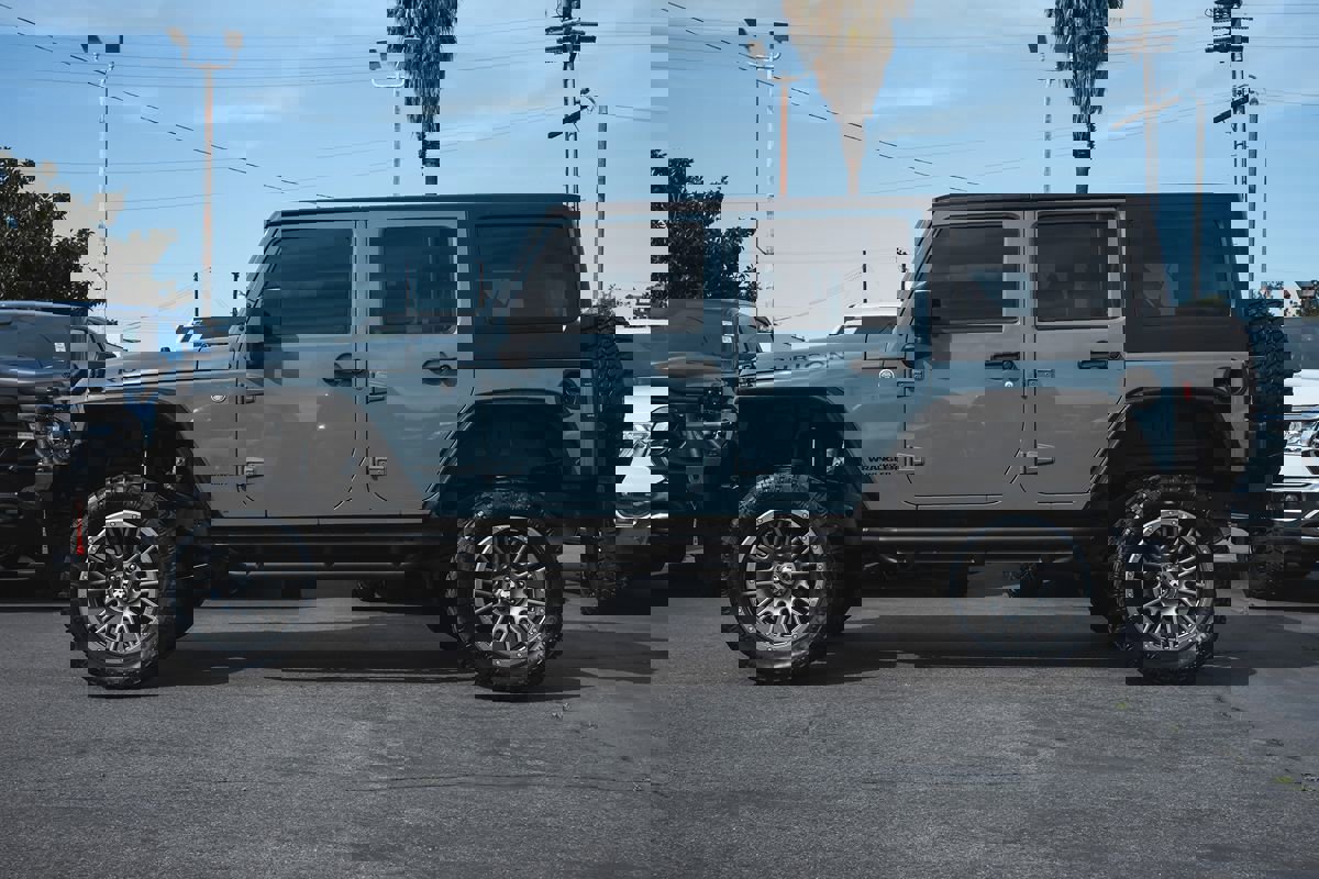 Used 2015 Jeep Wrangler Unlimited Rubicon w/ Connectivity Group image 3