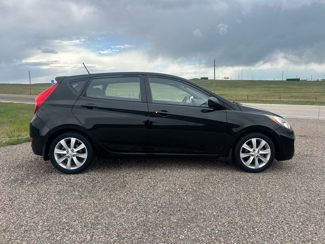Used 2012 Hyundai Accent SE FWD image 6