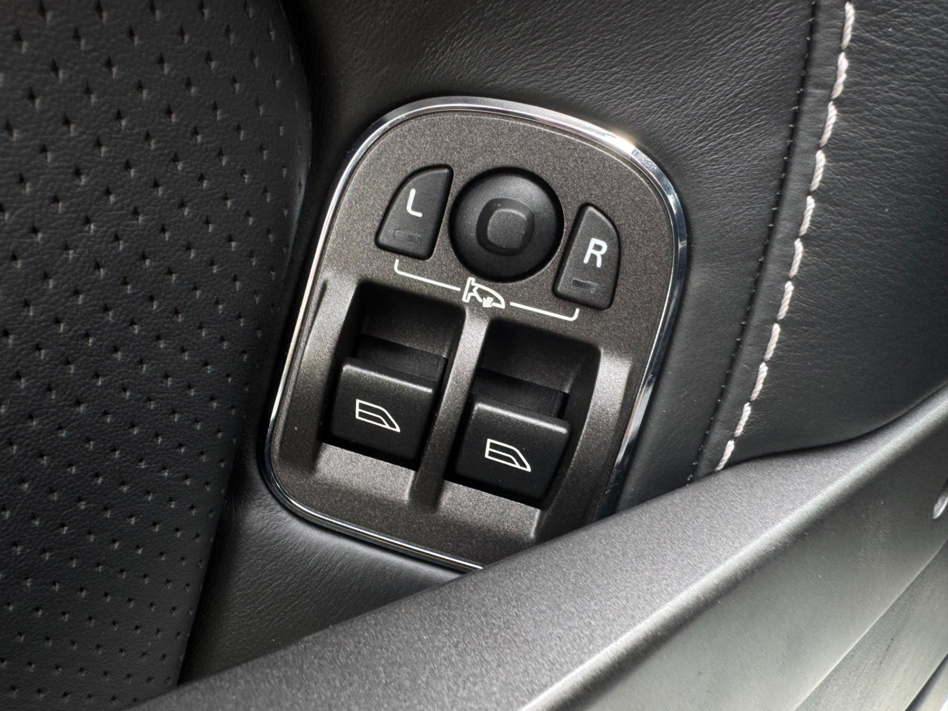 Used 2015 Aston Martin V8 Vantage GT RWD image 56