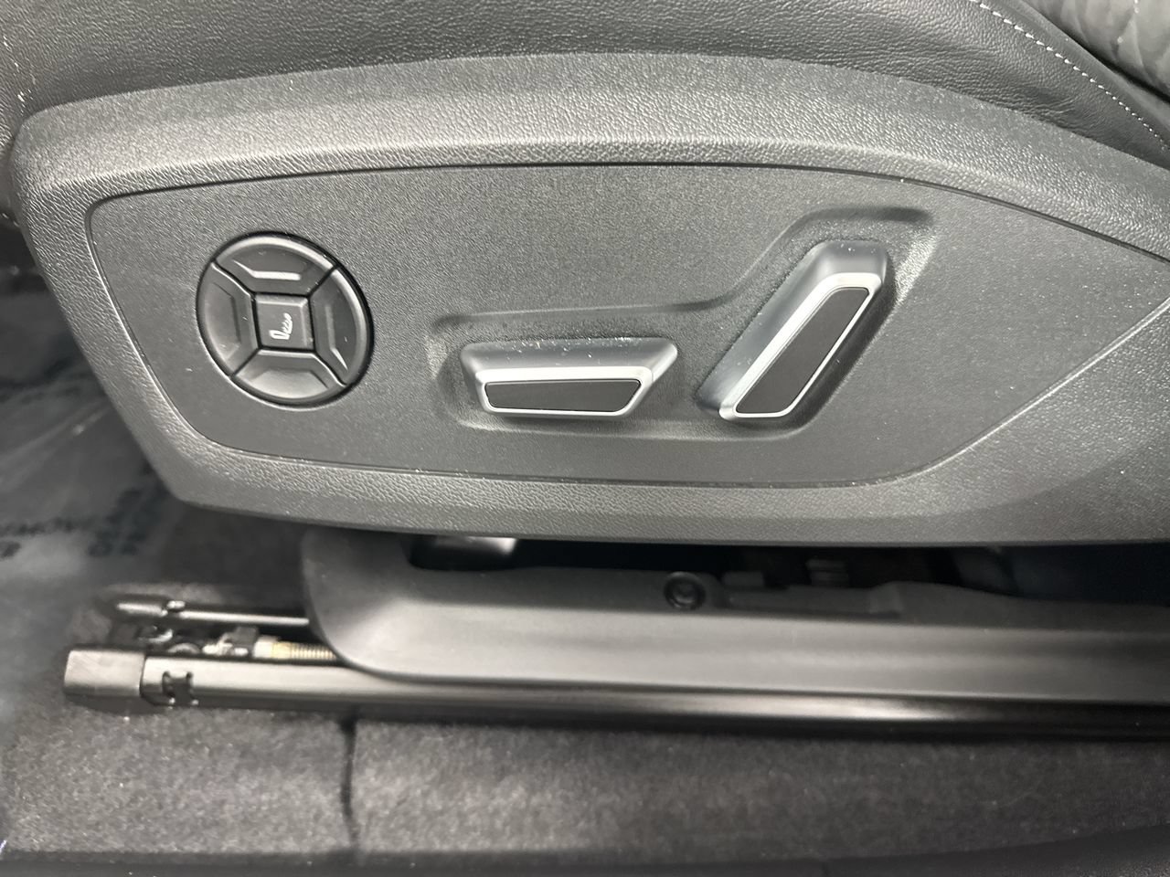Used 2025 Audi SQ6 e-tron Premium Plus w/ Premium Plus AWD/4WD image 21