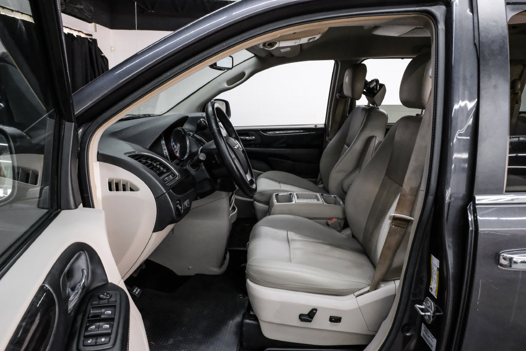 Used 2015 Chrysler Town & Country Touring w/ Driver Convenience Group FWD image 4