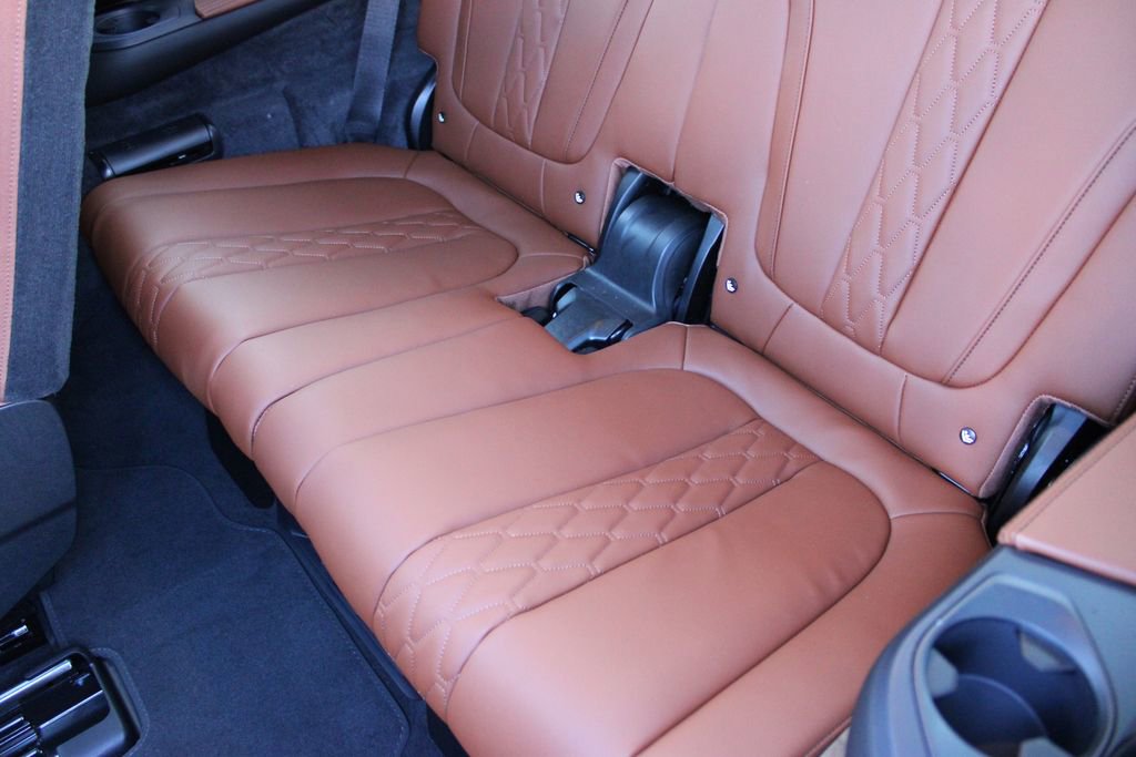 New 2026 BMW X7 M60i image 24