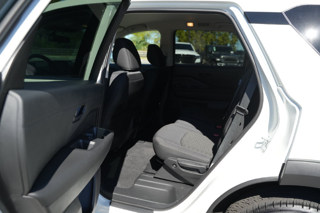 Used 2024 Nissan Pathfinder SV AWD/4WD image 15