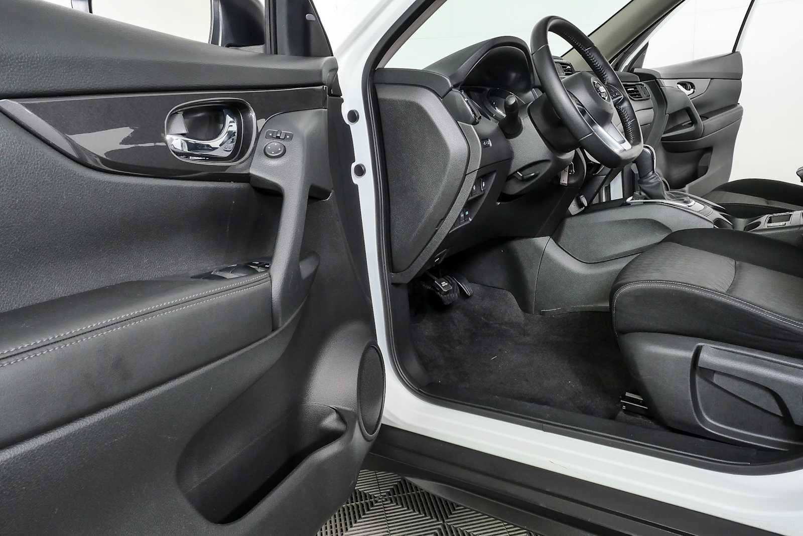 Used 2020 Nissan Rogue S w/ Special Edition Package FWD image 7