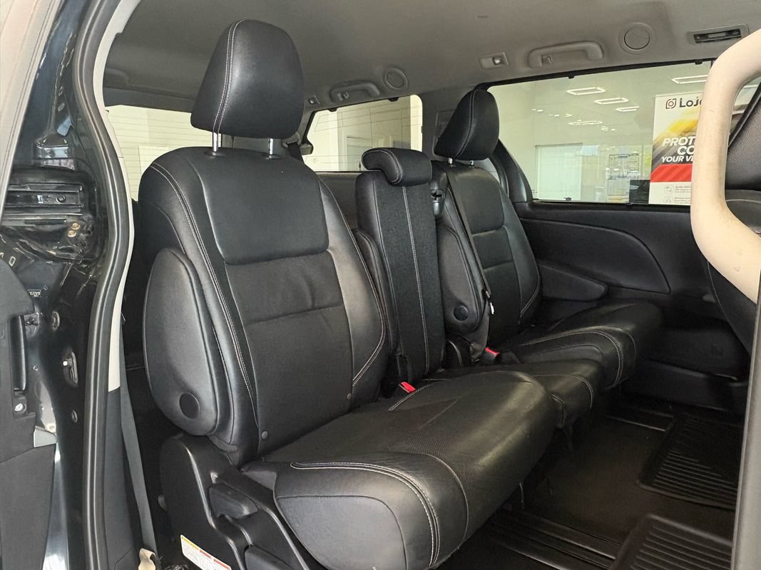 Used 2015 Toyota Sienna SE w/ SE Preferred Package FWD image 24