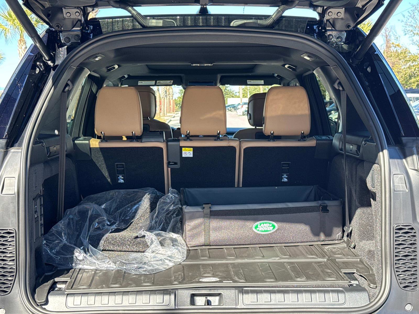 Certified 2025 Land Rover Discovery Dynamic SE image 11