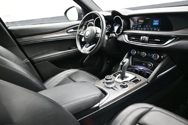 Used 2023 Alfa Romeo Stelvio Ti AWD/4WD image 18