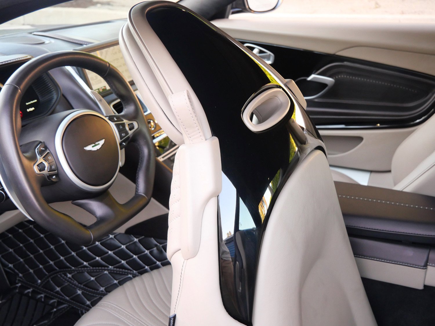 Used 2023 Aston Martin DB11 Coupe image 16