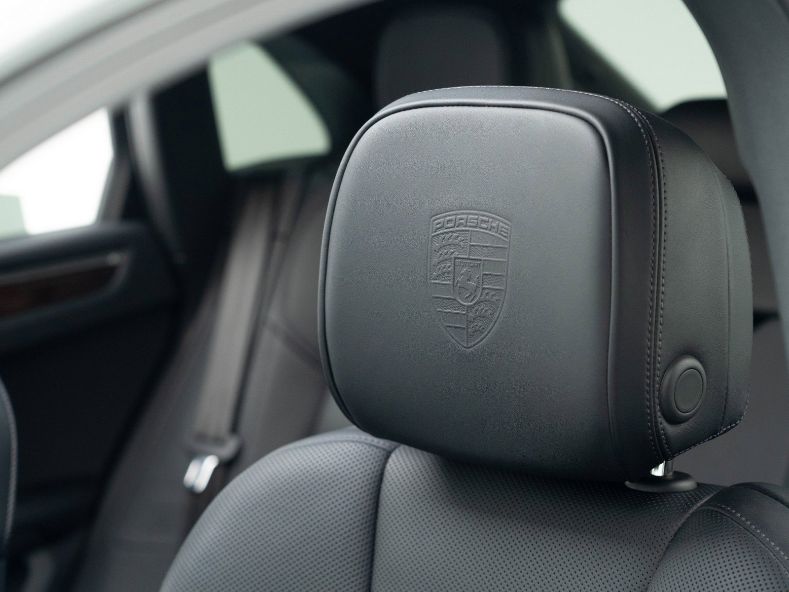 Certified 2025 Porsche Macan image 21