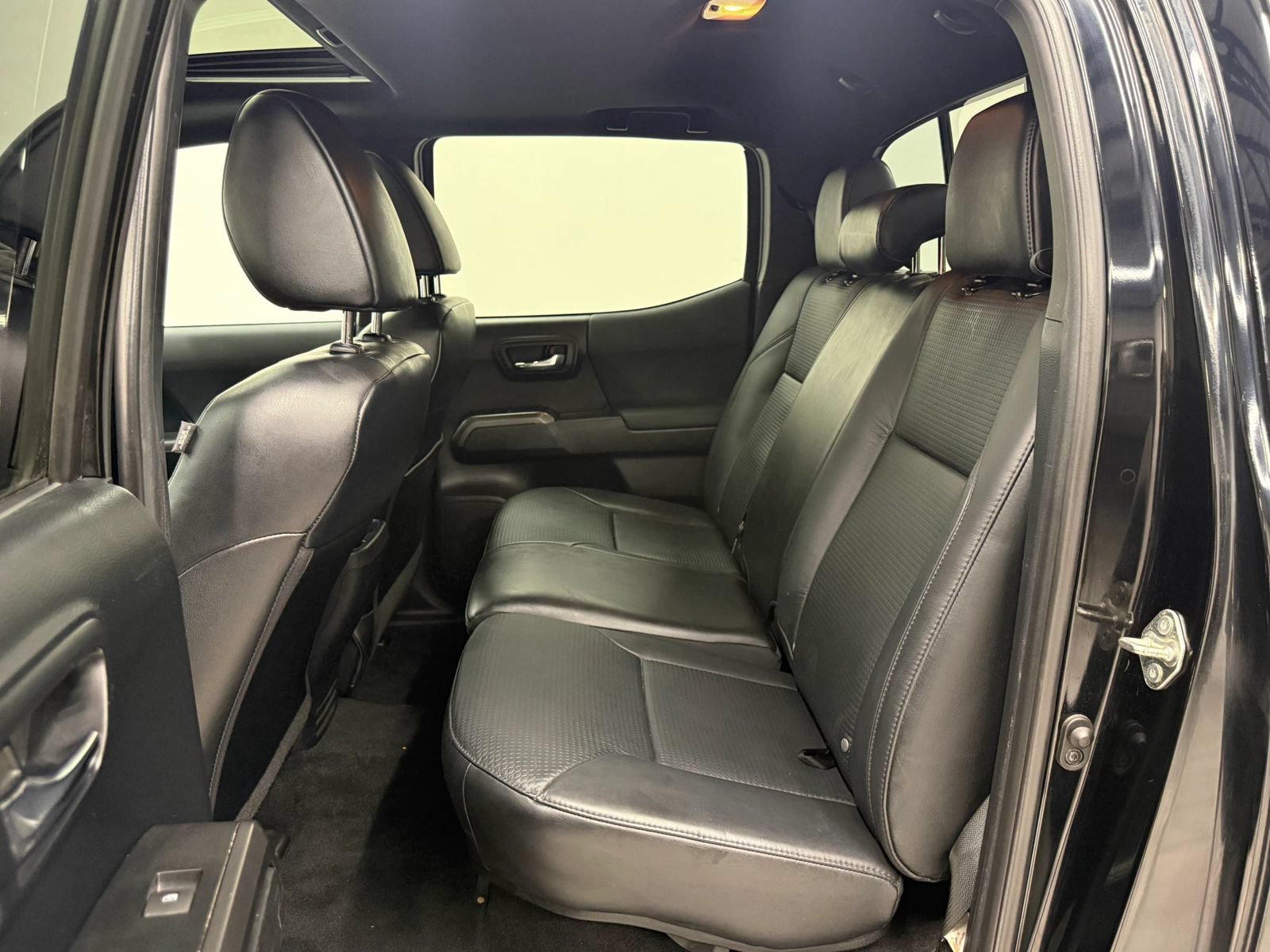 Used 2018 Toyota Tacoma TRD Sport AWD/4WD image 19