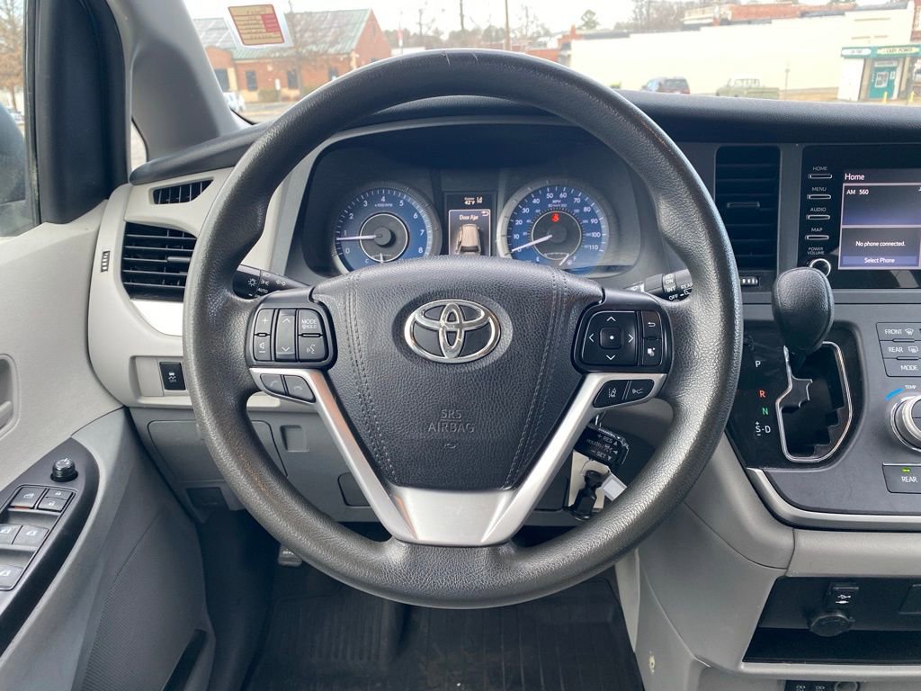 Used 2020 Toyota Sienna L image 11