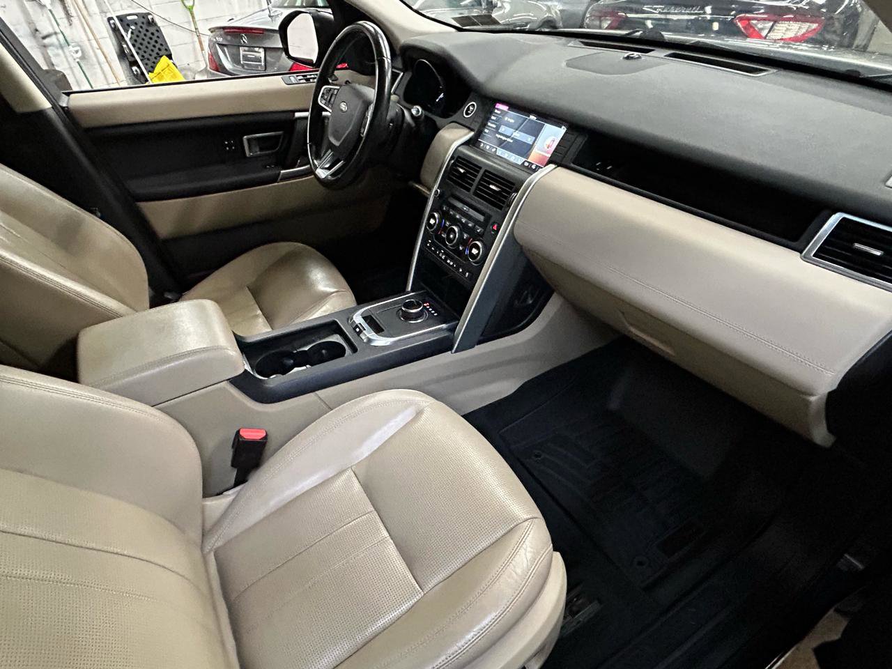 Used 2017 Land Rover Discovery Sport HSE image 18